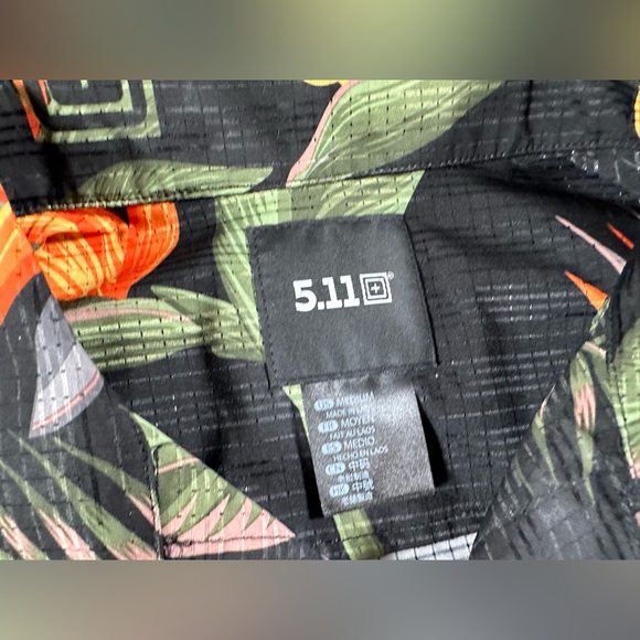 5.11 Tactical Adventure Print Short-Sleeve Men Black Knives of Paradise Medium - Picture 5 of 9